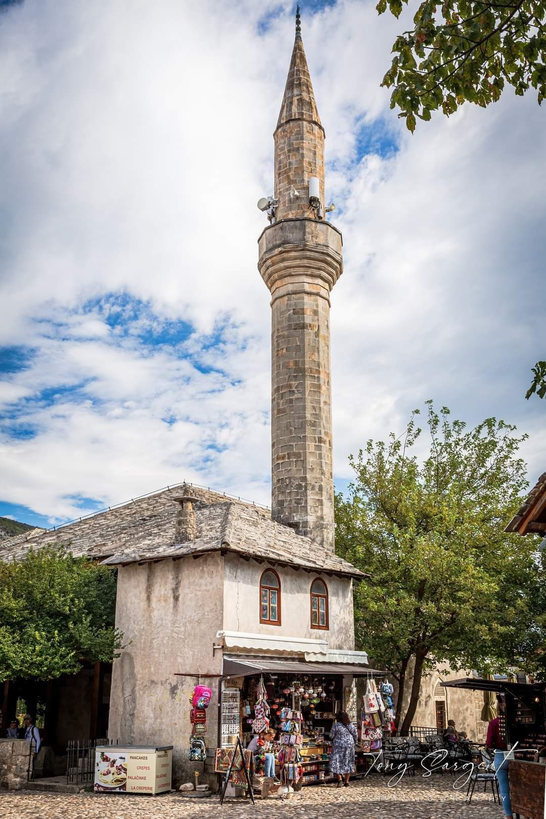 Mostar za početnike: U kojoj džamiji je imam na vodi, a džemat na suhu?
